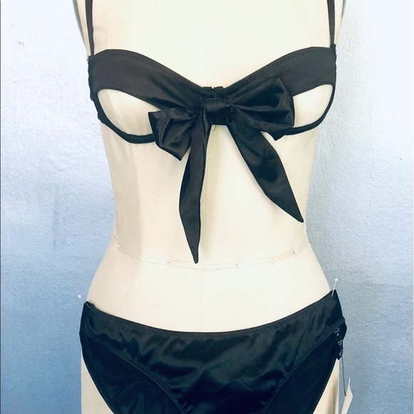 Black Satin Ribbon🎀 Bra 😍👀💋and Panty Set - Picture 1 of 7